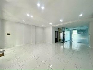 tầng trệt 7x20m ngăn 01 phòng view công viên, có thang máy, máy lạnh, hầm để xe, giờ giấc thoải mái