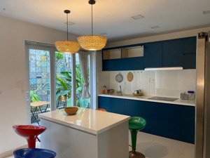 chính chủ cần bán bt sân vườn hồ bơi ngay quốc hương - dt 8x25=200m2- hđt 800tr/năm- 4 tầng - 42 tỷ