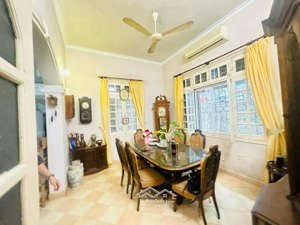 chính chủ bán nhà ven hồ tây, 148 mét 3 tầng, sát hồ, nhà cổ. giá đầu tư 7x tỷ.