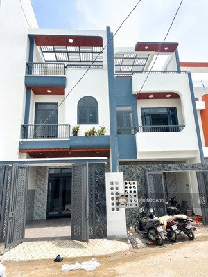 chính chủ cần bán nhà trệt 2 lầu, dt 98m2, sổ hồng hoàn công, hỗ trợ bank 80%, gần chợ hóa an