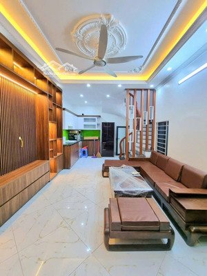 - bán nhà thuỵ khuê, sát phố, 31m2, 8.2 tỷ.