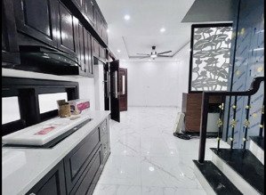 nhà mới kính koong thang máy sát phố 3 bước ra ô tô mặt tiền rộng hai bà trưng