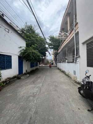 tòa căn hộ dịch vụ 11 phòng doanh thu 400tr/năm đường 6m, cách biển hòn chồng chỉ 300m