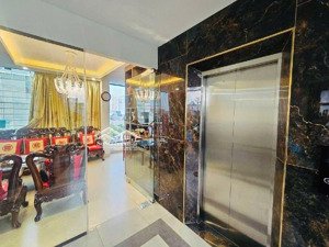 (vip cầu giấy)-nhà 7 tầng (tm) lô góc 3 thoáng, dt 90m2, mt 10m. trước nhà để 4-5 ô tô