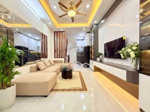 kim giang.32 m. 5tầng.8,3 tỷ.30 m ra ôtô.gần ngã tư sở.thông ra nguyễn xiển.