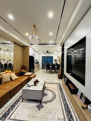 siêu phẩm phố ngọc lâm view mipec nhà 6 tầng thang máy full nội thất xịn xò ô tô 7 chõ,