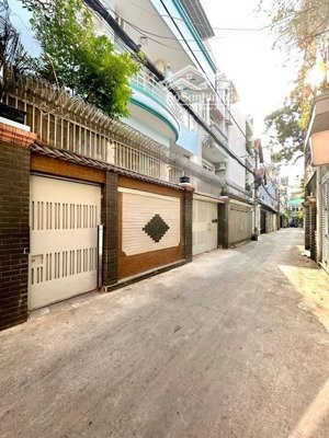 cần bán nhanh! vip đặng văn ngữ, nhà ngang khủng 5.2*12, xe hơi vào nhà, khu dân trí cao, giá tốt.