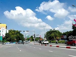 bán mảnh đất mặt phố âu cơ, tây hồ, thông số vàng, full thổ cư, dt 910m2, mt 19,5m, lô góc