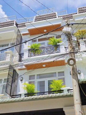 nhà 3 lầu hẻm 9m full nội thất ngay uỷ ban phường - gàn ngã tư ga.dt. 4m x 16m . giá tốt