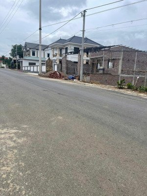 cần bán đất trục đường 86 hướng thuần mỹ ba trại ba vì . đường trước nhà hơn 10m trải nhựa vỉa hè