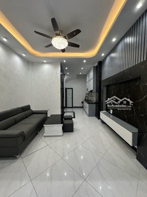 bán nhà hoàng quốc việt 31m2, 6 tầng, thang máy, ô tô, ở ngay.