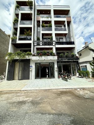 nhà có thang máy, sân vườn, sát bên gò vấp, dt:4mx28m, lửng, 3lầu, 4pn, 6vs, gara ô tô, sân thượng