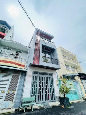 bán nhà tân phú - khu vip ngay tô hiệu - 3 tầng mới đẹp - tặng nội thất - 70m2 (4x17.5) hẻm xe hơi