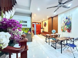 hot. hot! lô góc cầu giấy. 20m ra phố. 2 thoáng sáng. vf3 đỗ cửa. diện tích 43m2. 4 tầng. 8.4 tỷ.