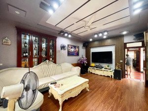 - nhà 4 tầng dân xây lô góc đường rộng phân lô văn cao