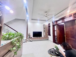 nhà dân xây mt 6 m- ô tô tránh thông rất gần.- ô chờ thang máy- full nội thất - thoáng sáng- cầu gi