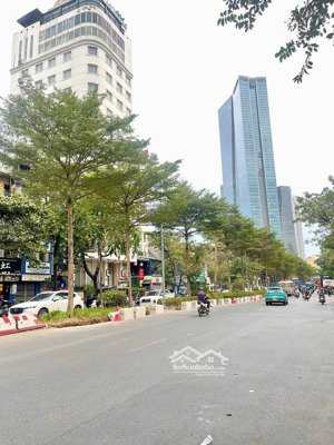 chỉ 19 tỷ sở hữu 5 tầng mặt phố kim mã -dòng tiền 300tr/1 năm -dân xây - lô góc -vỉa hè - kinh doan