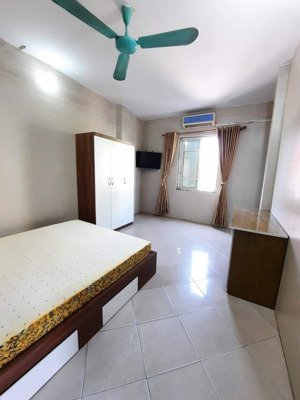 nhà mặt đường ngay ngã tư hà trì còn 1 phòng 3tr/th lh 