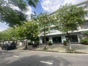 chính chủ bán căn nhà mặt phố, đường rộng 32m, view công viên