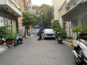 bán gấp ở hoặc đầu tư tốt nhà 4 tầng, hẻm thông 7 m, 8 phòng khai thác, sát vincom, sẵn doanh thu.