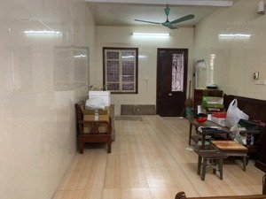 cho thuê nhà ngõ chợ khâm thiên, cạnh chợ kinh doanh đống đa 40mx3t 10 tr/tháng ở luôn đầy đủ