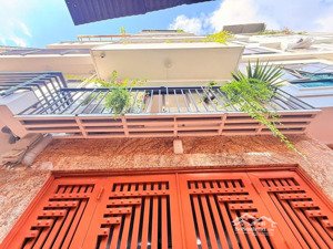 mặt phố dương quảng hàm - 50m2 5 tầng - ô tô full nội thất sịn - giá còn tl tốt