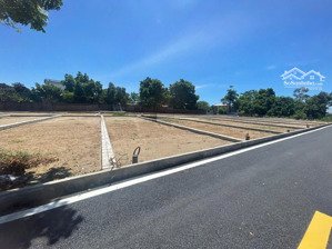 cần tiền cho con đi du học bán gấp lô đất trung tâm thị trấn hơn 400tr