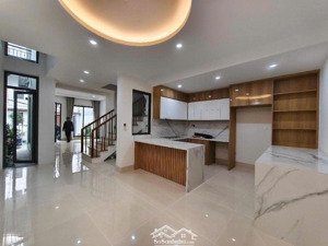 bán nhà ngay mặt phố chu huy mân, phúc đồng. đường phân lô vỉa hè, ngay aeon, cầu vĩnh tuy