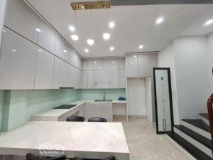 hàng hiếm! phố cầu giấy. 3 thoáng sáng. 3 bước ra phố. 46m2*4 tầng chắc chắn. sđcc. chỉ 8.2 tỷ