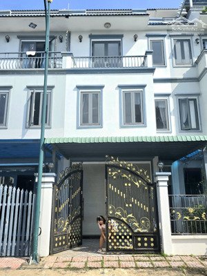 cần bán gấp căn nhà đã hoàn công. ngay cổng vào. chủ ngộp hạ thêm giá để bán nhanh