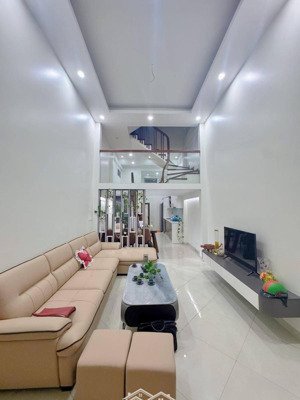 bán nhà hoàng hoa thám 42m, 4 tầng, 4 ngủ, nhà đẹp, 10m ra oto trước nhà rộng 4m, nhà thoáng sáng.