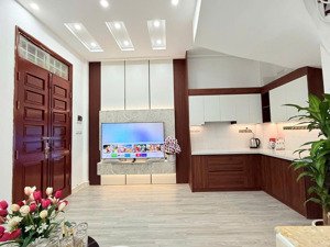 bán siêu phẩm 30m2 x 5 tầng sát mặt đường võ chí công