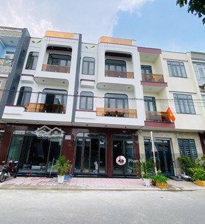 nhà 3 lầu, mới 100%, full nội thất. 5.8ty. đường thông. lh: 