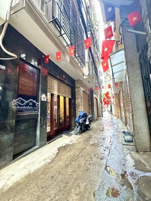 nhà đẹp ở ngay - ngõ thông - gần ngay mặt phố. dt 45m mặt tiền 4.5m. giá 13tỷ