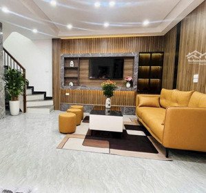 bán nhà đẹp cầu giấy, nguyễn khang chỉ hơn 7 tỷ nhà 38m x5t,gần phố gần ô tô,có nội thất về ở luôn