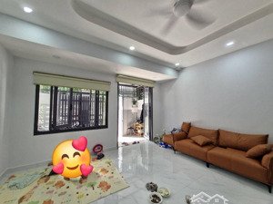 bán nhà cạnh bv thủ đức, nhà 3 tầng tâm huyết đẹp lung linh, khách chỉ xách vali vào ở,
chỉ hơn 7 t
