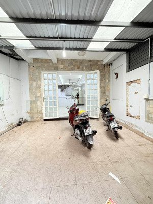 15t (gần 100m2)
ô tô ngủ trong nhà phạm văn hai, tân bình
ngay cmt8 giáp q10 q3
ngang hiếm 5 x 19m
