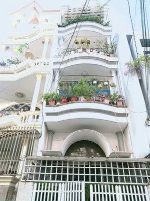 nhà mặt phố 4 tầng, 5 phút tới sân bay, 5 phòng ngủ, công nhận 68m2 , giá dưới 15 tỷ, sổ riêng.