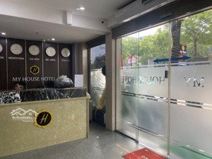 khách sạn mặt phố trần khát chân