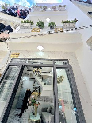 nhà đẹp - 2 lầu,, mới hoàn thiện - xe hơi vào tới nhà