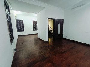 cho thuê lk ngõ 4 nguyễn văn lộc, hà đông. dt 100m x 4 nổi 1 hầm, mt 5m. giá 30tr.