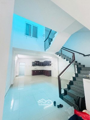 cho thuê nhà nguyên căn 3 tầng , 6 phòng ngủ , ô tô để trong nhà