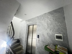 cầu giấy - 6 tầng thang máy - trước nhà rộng thoáng - ngõ thông - ô tô đỗ cổng - nhà mới