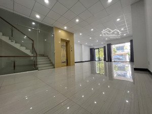 cho thuê nhà 7x20m, 1 hầm +4 lầu , thang máy full máy lạnh, sàn trống các tầng , giá 55tr/tháng