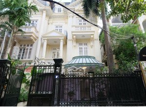 hạ chào 3 tỷ! bán biệt thự sân vườn tây hồ, 160m2, 5 tầng,mt 8m, không gian trong lành, yên tĩnh!