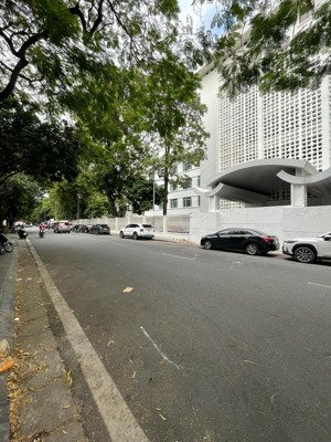 hàng xóm cv thống nhất- 5 tầng thang máy- ô tô qua cổng- mặt tiền 4.5m- 14 tỷ.