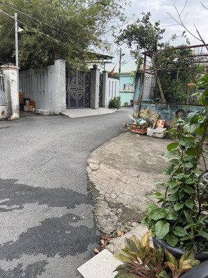 4,05 tỷ-bán nhà sd 130m2 1 trệt 1 gác đường ôtô thông ngay uỷ ban phú hữu-q9-lh chốt nhà