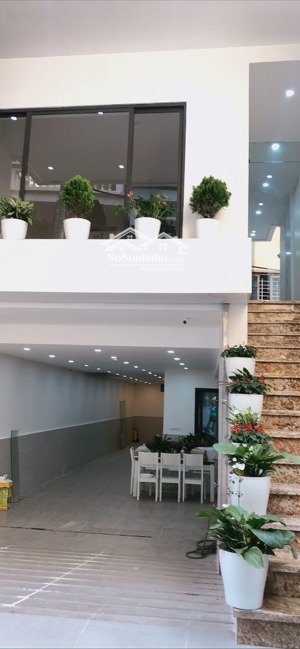cần bán nhà trung hòa, 130m2, ô tô,phân lô, gần phố, có thể khai thác dòng tiền 100tr/tháng hoặc ở