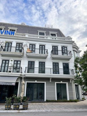 căn góc vincom 125,7m2 đang cho thuê 30tr/tháng bán nhanh 10 tỷ 800tr lh: 