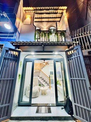 gấp gấp chủ lớn tuổi cần bán gấp nhà lê quang định bình thạnh. dt 38,5m2 (3,5mx11m) hẻm oto